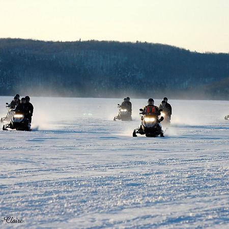 Auberge Du Lac-A-L'Eau-Claire 상트-알렉시-데-몽 외부 사진