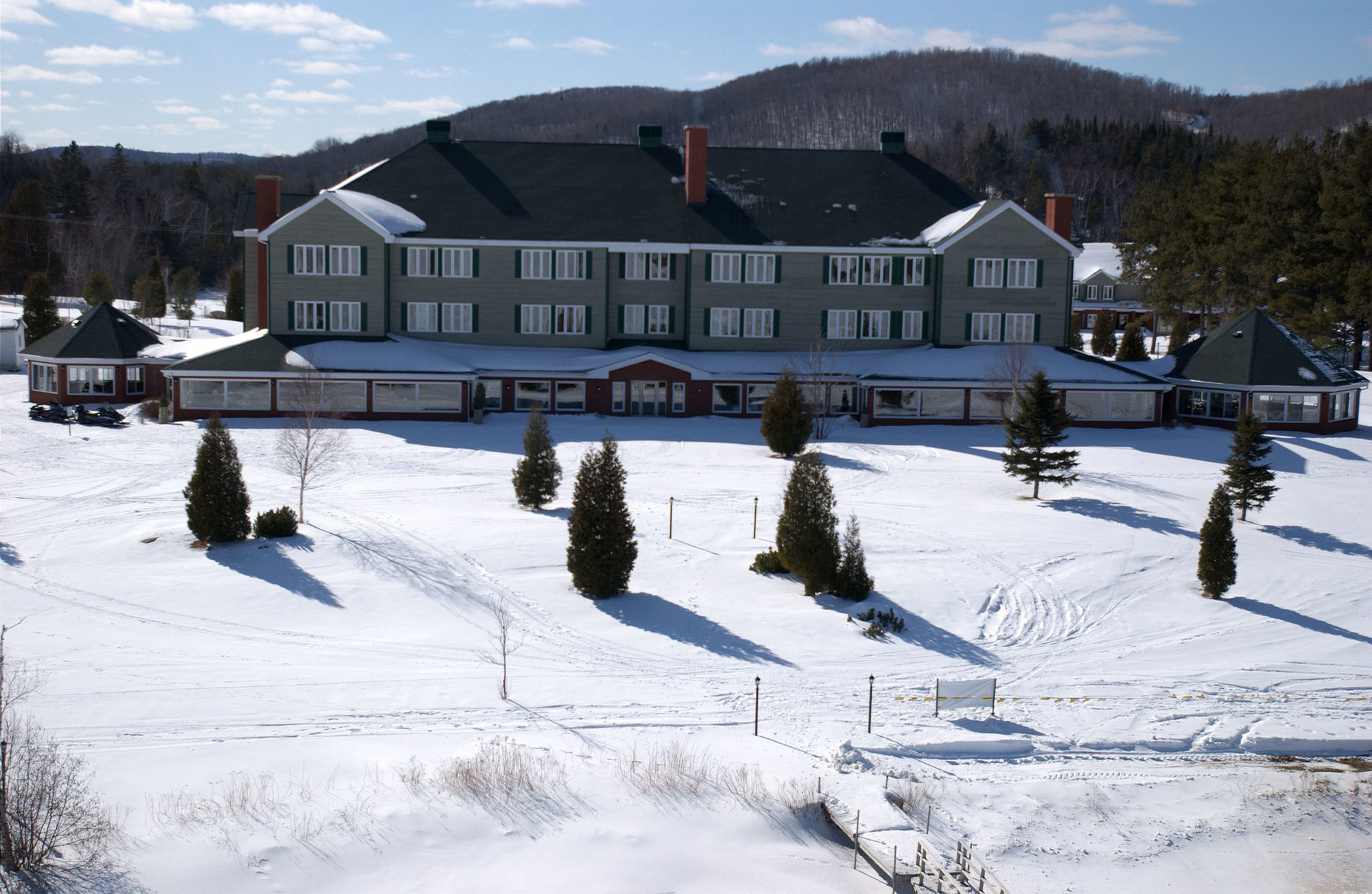 Auberge Du Lac-A-L'Eau-Claire 상트-알렉시-데-몽 외부 사진