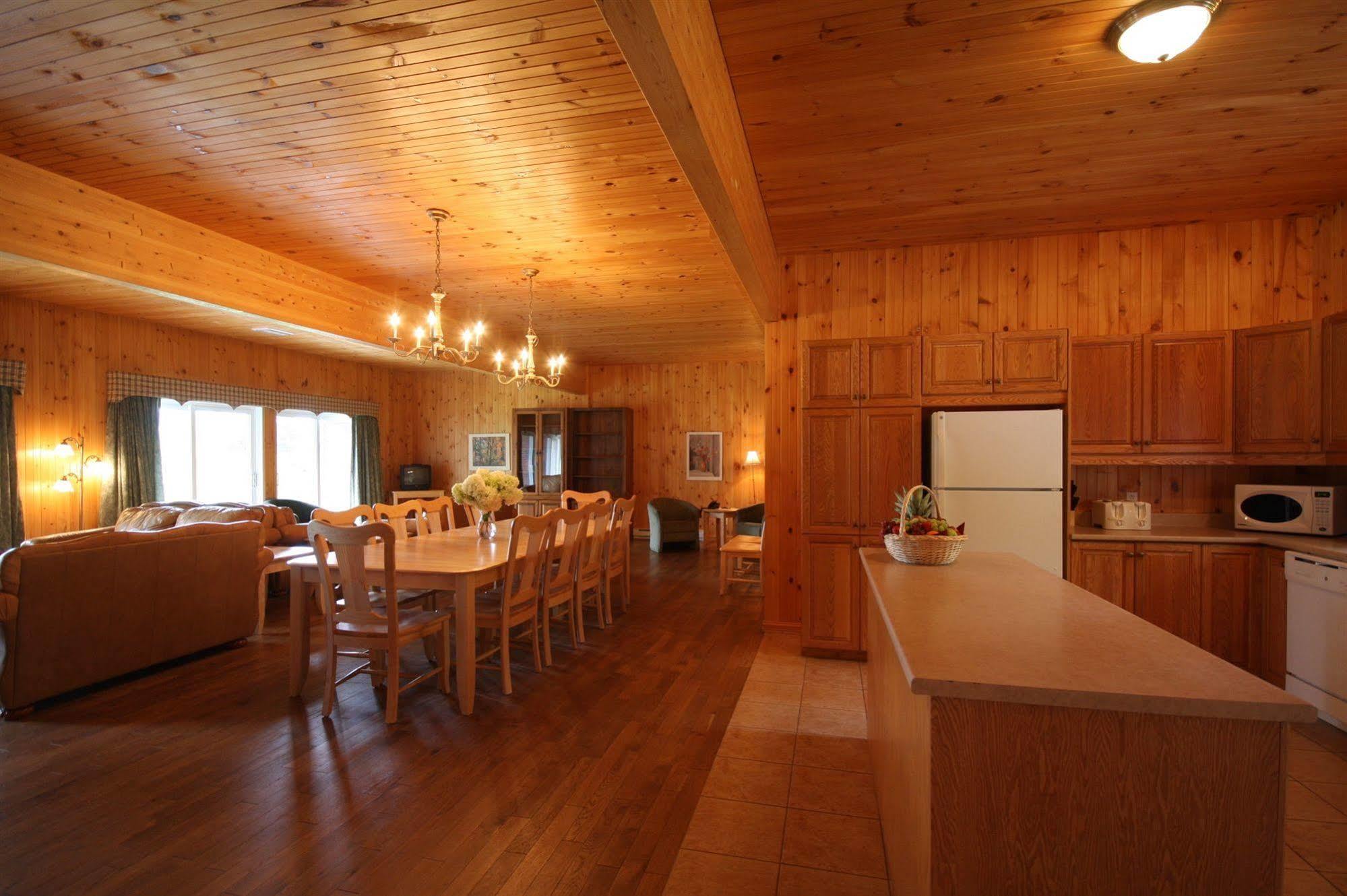 Auberge Du Lac-A-L'Eau-Claire 상트-알렉시-데-몽 외부 사진