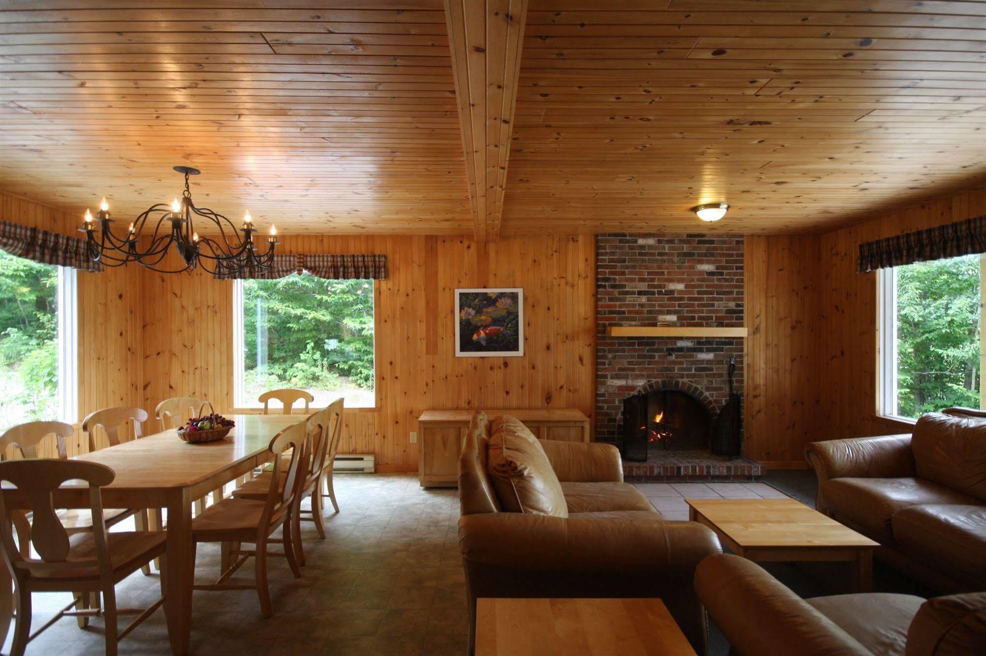 Auberge Du Lac-A-L'Eau-Claire 상트-알렉시-데-몽 외부 사진
